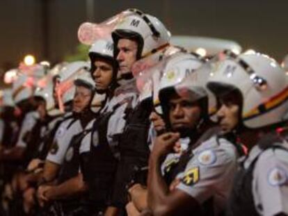 Un grupo de policías fue registrado este lunes, frente a grupo de manifestantes en Brasilia (Brasil).
