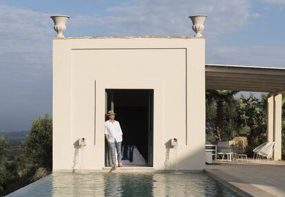 El arquitecto Patrizio Fradiani, junto a la piscina a la que se puede acceder desde la ventana del anexo para invitados de la vivienda. “Quería que pudieran abrir las compuertas y saltar al agua. Me parecía la mejor manera de empezar el día”.