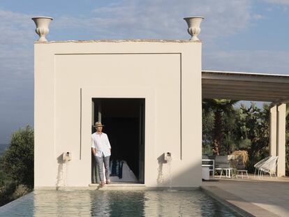 El arquitecto Patrizio Fradiani, junto a la piscina a la que se puede acceder desde la ventana del anexo para invitados de la vivienda. “Quería que pudieran abrir las compuertas y saltar al agua. Me parecía la mejor manera de empezar el día”.