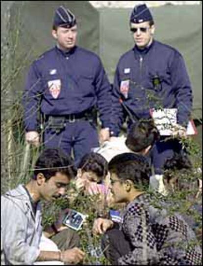 Policías franceses, junto a inmigrantes kurdos, ayer, en Fréjus.