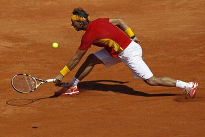 Nadal devuelve una bola durante su partido ante Gasquet.