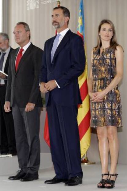 Los Príncipes de Asturias, acompañados por el presidente de la Generalitat, Alberto Fabra (i), presiden la entrega de los Premios.