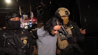 Elementos de la policía de Ciudad de México escoltan a Eduardo Ramírez, 'El chori', durante su detención la noche del lunes 18 de marzo de 2024.