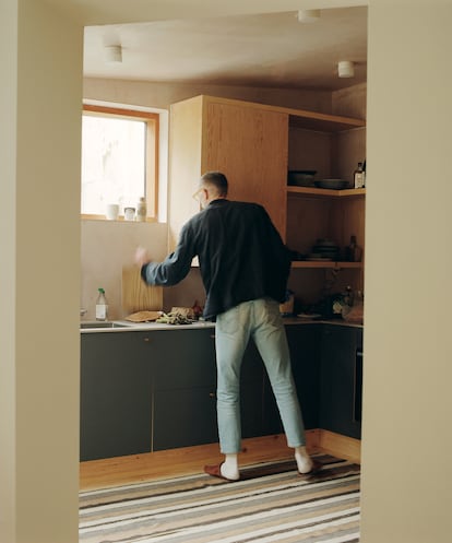 La luz natural predomina en los espacios de la casa de Tebbs, como se nota en esta imagen del jardinero en su cocina.