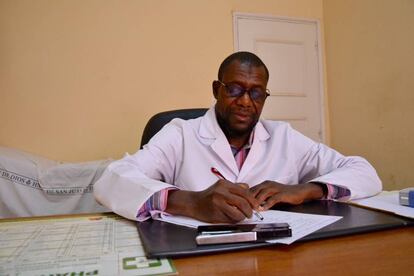 El doctor Abdulaye Danfa, psiquiatra jefe del hospital.