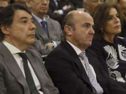 El ministro de Economía y Competitividad, Luis de Guindos (c), junto al presidente de la Comunidad de Madrid, Ignacio González (i), y la alcaldesa madrileña, Ana Botella (d), antes de impartir una conferencia en el Club Siglo XXI, hoy en Madrid.