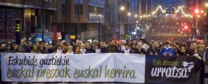Un momento de la marcha que ha discurrido esta tarde por las calles de Bilbao para reclamar un cambio de la política penitenciaria del Gobierno.