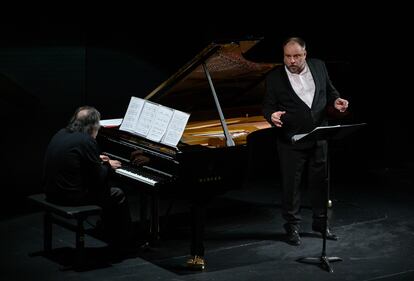 Matthias Goerne (derecha) y Markus Hinterhäuser interpretan 'In der Fremde', la octava canción del 'Liederkreis op. 39', de Robert Schumann.