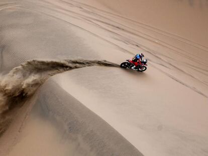 El piloto de Honda José Ignacio Florimo Cornejo, compitiendo durante el Rally Dakar 2019 en Perú.