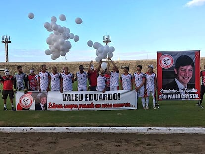 Eduardo Araújo é homenageado por jogadores do São Paulo Crystal.