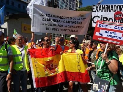 Protesta de los examinadores de tráfico ante la sede de la DGT en Madrid.