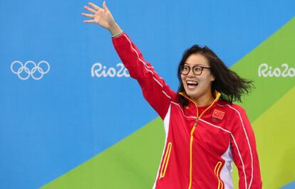 La nadadora china Fu Yuanhui habló sin tapujos sobre cómo afecta la menstruación a su trabajo deportivo. Cuando un periodista le preguntó cómo se encontraba después de lograr el cuarto puesto en la carrera de relevos de 4x100 metros, Yuanhui le contestó como lo haría con una persona de confianza: “No nadé demasiado bien esta vez porque ayer me vino la regla y me sentía especialmente cansada ”. La joven no quiso ignorar el hándicap que supone para muchas mujeres practicar un deporte en estas circunstancias. Y gracias a sus declaraciones, Yuanhui ha conseguido acercar este debate a los medios de comunicación: en China solo el 2% de las mujeres usan tampones. Unos días más tarde, la deportista celebró su medalla de bronce en la final de los 100 metros espalda de manera efusiva, a diferencia de la mayoría de atletas chinos, que solo se permiten mostrar tristeza cuando no alcanzan el oro.