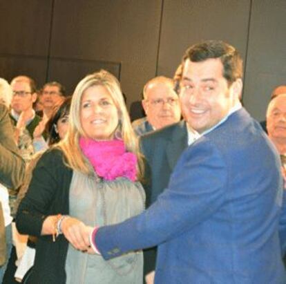 Fotografía del futuro presidente del PP andaluz, Juan Manuel Moreno, con la alcaldesa de Bormujos, Ana Hermoso, publicada en su cuenta de Twitter.