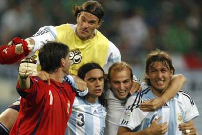 Jugadores de la selección argentina celebran la victoria de su equipo sobre México por 2-1 tras el partido de octavos de final del Mundial de Fútbol de Alemania.