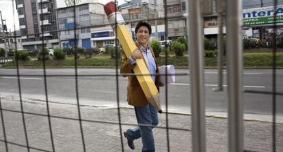 El caricaturista ecuatoriano Bonil llegando a la audiencia el pasado jueves