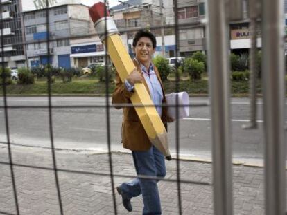 El caricaturista ecuatoriano Bonil llegando a la audiencia el pasado jueves