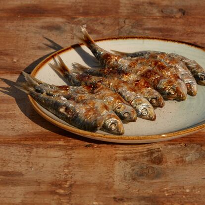 May 2024 - Report on sardines for the Special Gastro of El País Semanal, June 2024 - ©Geray Mena ----PIEFOTO---- A dish of sardines cooked on a spit at the La Mar Bonita restaurant, where Miguel cooks Lion.