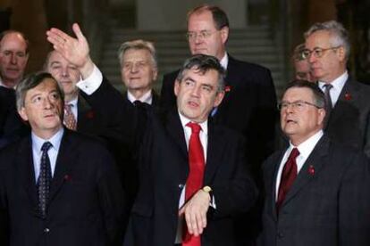 Gordon Brown (en el centro) conversa con varios de los participantes en la reunión del G-7.