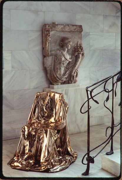 Relieve antiguo y escultura de Marina Karella al pie de la escalera de la mansión de Alexander Iolas, en 1983