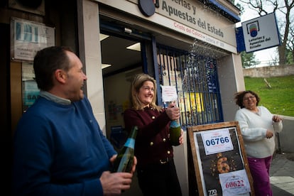 Celebración del segundo premio en la administración lotería número 309, en Usera (Madrid).