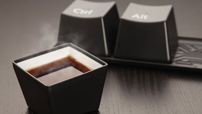 Si estás harto de que se te caiga el café en el teclado, ahora podrás hacerlo a propósito con este juego de tazas que imitan las teclas Ctrl - Alt - Delete (7 euros).