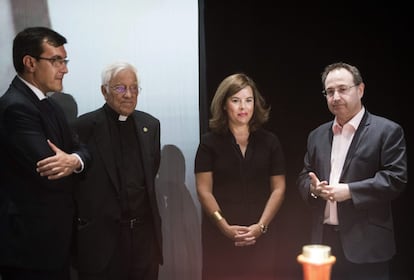 La vicepresidenta del Gobierno, Soraya Sáenz de Santamaría, junto al Padre Ángel, y el productor teatral y amigo de la actriz Jesús Cimarro, entre otros, ante el féretro con los restos mortales de la actriz .