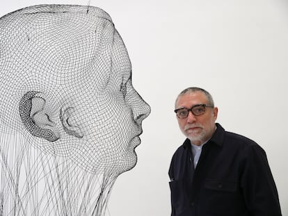 Jaume Plensa junto a 'Invisible Ana', una de las esculturas que pueden verse en la exposición 'La llarga nit' de la galería Senda de Barcelona.
