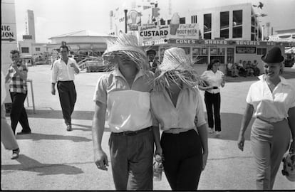 James Dean y Elizabeth Tayor con sombreros de paja durante el rodaje de 'Gigante' en Texas (1955).