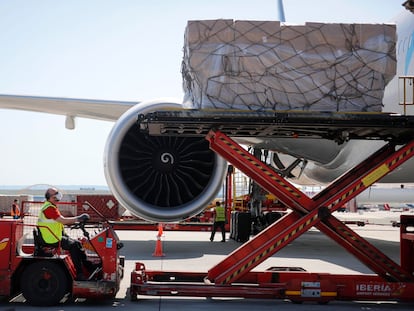 Trabajadores del aeropuerto Adolfo Suárez Madrid-Barajas recogen un cargamento de dos millones de mascarillas FFP2 adquiridas por el Gobierno regional en mayo de 2020.