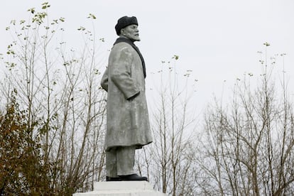 Vista del monumento de Lenin que se encuentra en un parque de la localidad siberiana de Uzhur, Rusia.