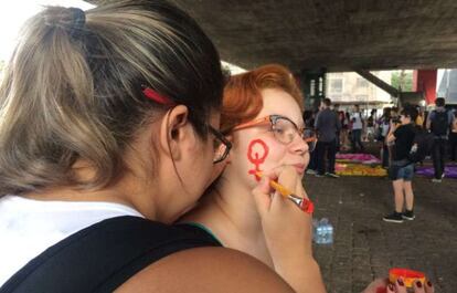 Mulheres se preparam para protesto em São Paulo.