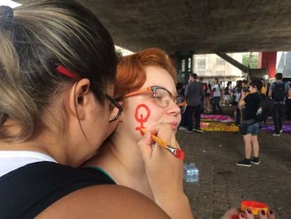 Mulheres se preparam para protesto em São Paulo.