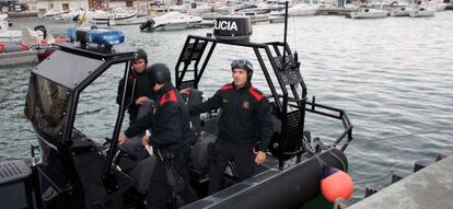 Equipo de rescate de los Mossos d’Esquadra en L’Estartit.