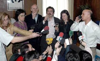 El alcalde de San Sebastián, Odón Elorza , junto a portavoces de todos los grupos, salvo en PP, representados en el Ayuntamiento.