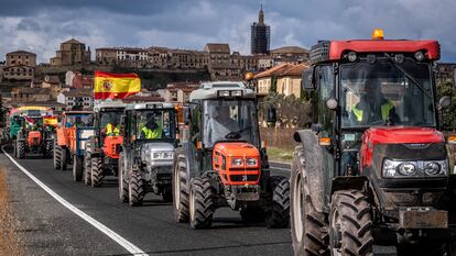 Varios tractores circulan este sábado por las carreteras de La Rioja.