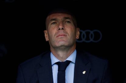 Zidane, en el banquillo del Bernabéu, poco antes del comienzo del partido contra el Málaga.