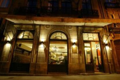 Fachada del mítico Café Casino de Santiago.