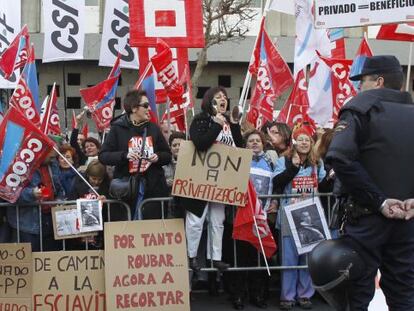 Funcionarios y sindicalistas protestan ante el Parlamento. 