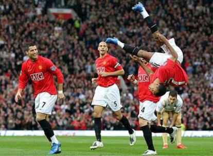 Nani celebra con una voltereta su gol ante Cristiano Ronaldo, Ferdinand y Hargreaves.