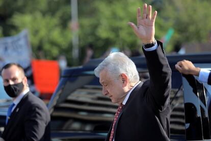 López Obrador saluda a su llegada al monumento a Benito Juárez en Washington. El mandatario abordará temas de cooperación, armas y el T-MEC con su homólogo estadounidense.