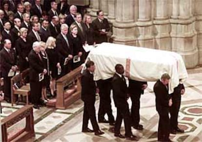 Un momento del funeral de Katharine Graham en la catedral de Washington.