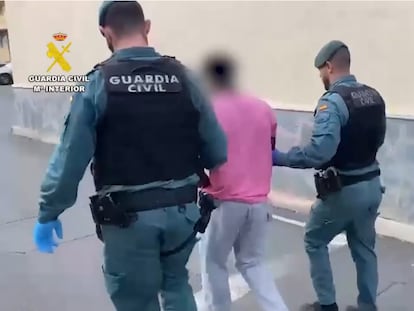 Instante de la detención de uno de los supuestos patrones, en un vídeo facilitado por la Guardia Civil.