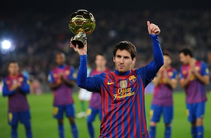 Lionel Messi enseña a la fanaticada del Barcelona F.C. el premio Balón de Oro que le fue otorgado en la gala FIFA Balón de Oro 2011, previo a un partido de La Liga, en enero de 2012.