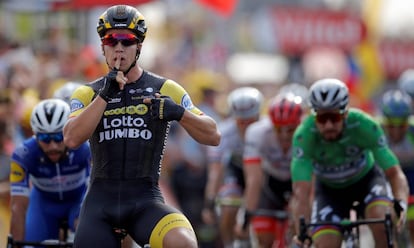 Dylan Groenewegen celebra el triunfo en la séptima etapa del Tour de Francia.
