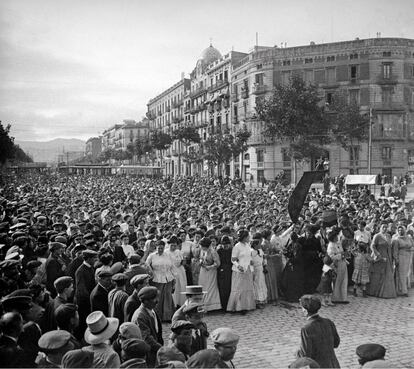 El 10 de juliol de 1910 va tenir lloc una manifestació anticlerical de dones a la plaça d'Urquinaona, como a protesta pels mítings que es feien als teatres Novedades i Tívoli, d'adhesió a la Santa Seu. Milers de dones van proclamar en un manifest que "no totes les dones espanyoles són catòliques". La marxa fou encapçalada per un estendard amb el lema "Abajo el clericalismo. Viva la libertad".