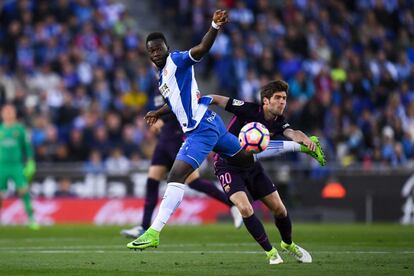 Felipe Caicedo (izquierda) y Sergi Roberto, en un momento del partido.