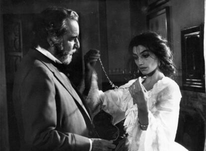 Los actores Ángela Molina y Fernando Rey, en un fotograma de la película <i>Bearn, </i>de Jaime Chávarri.