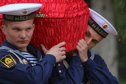 Soldados de la marina rusa portan un ataúd durante una ceremonia para volver a enterrar los restos de 291 soldados del Ejército Rojo, que desaparecieron durante la II Guerra Mundial, en Sebastopol, Crimea.