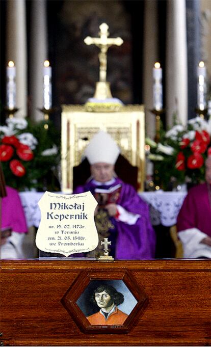 Un momento de la ceremonia de enterramiento del astrónomo Nicolás Copérnico en la catedral de Fromborck, en Polonia, casi 500 años después de su muerte.