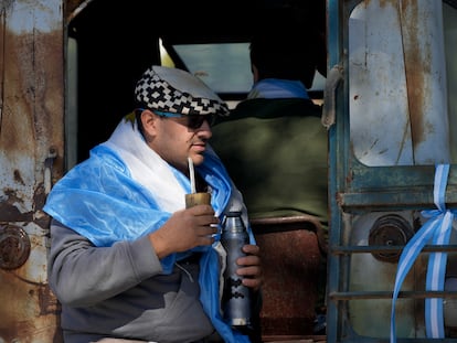 Un hombre toma mate en Buenos Aires durante las protestas del sector agropecuario, el domingo pasado.